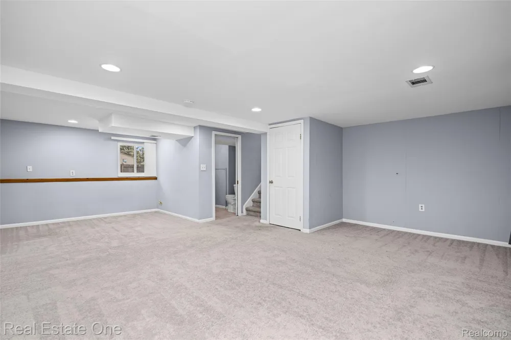 348 Decca Drive White Lake Charter Township, MI 48386