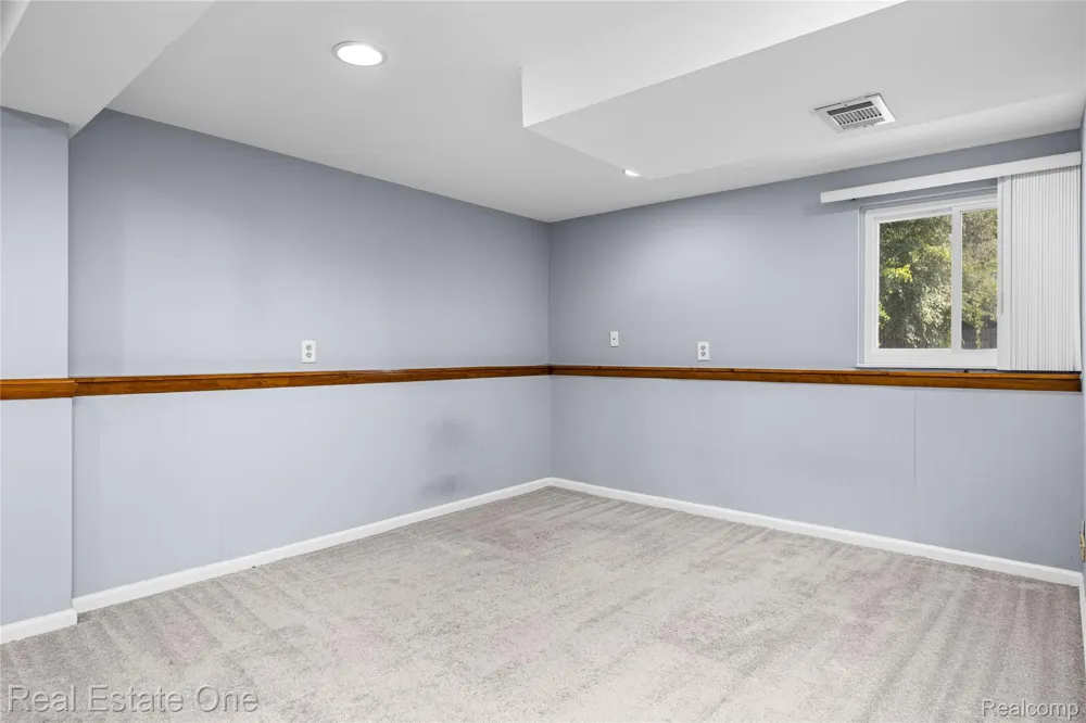 348 Decca Drive White Lake Charter Township, MI 48386