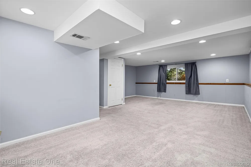 348 Decca Drive White Lake Charter Township, MI 48386