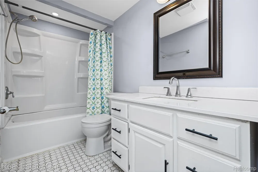 348 Decca Drive White Lake Charter Township, MI 48386
