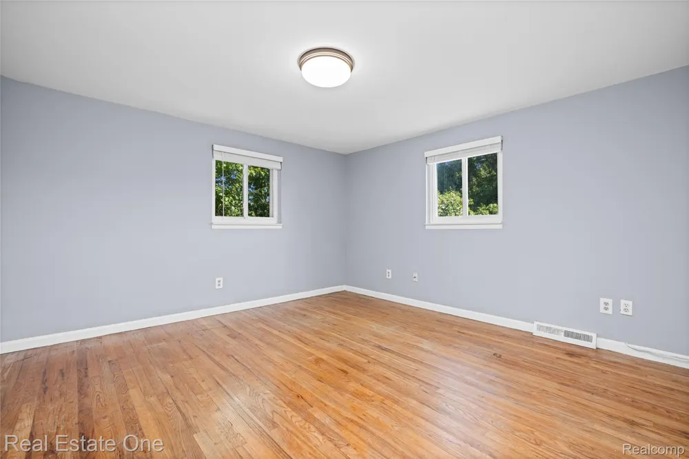 348 Decca Drive White Lake Charter Township, MI 48386
