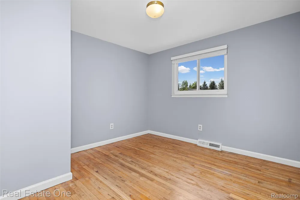 348 Decca Drive White Lake Charter Township, MI 48386