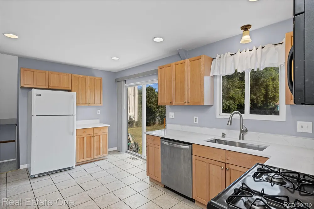 348 Decca Drive White Lake Charter Township, MI 48386