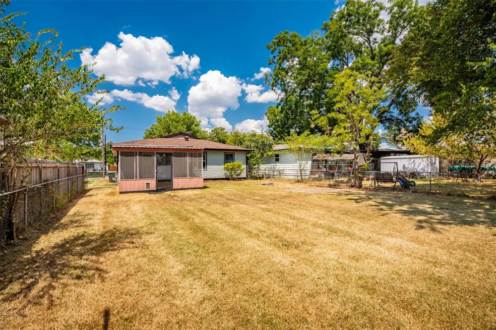 222 W Wilson Avenue Sherman, TX 75090