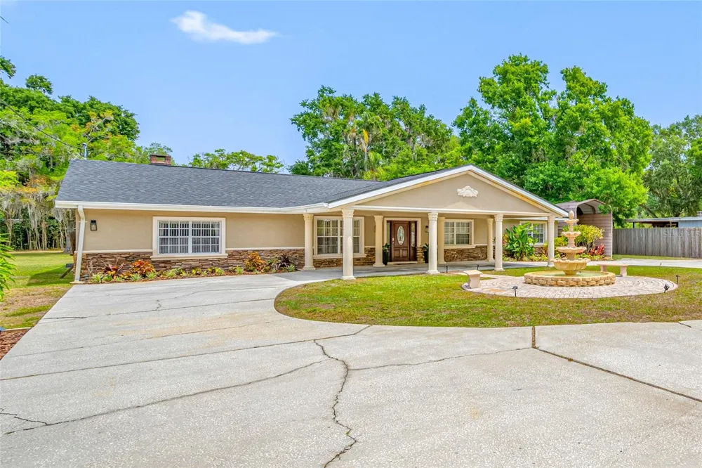 15314 LAKE MAGDALENE BOULEVARD Tampa, FL 33618