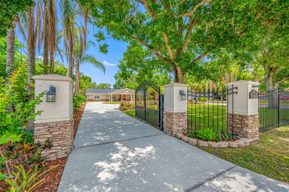 15314 LAKE MAGDALENE BOULEVARD Tampa, FL 33618