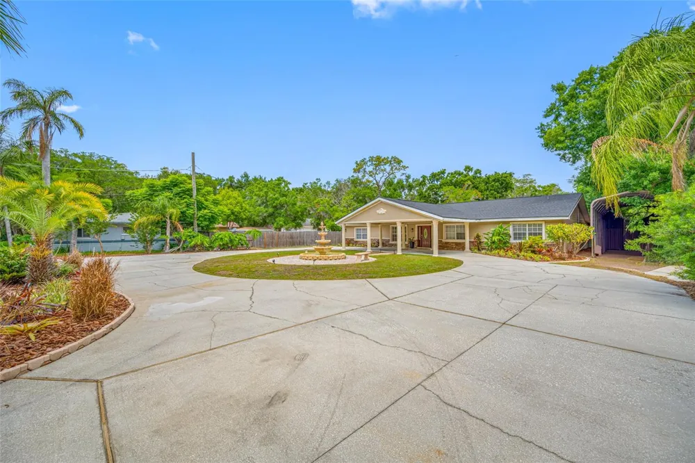 15314 LAKE MAGDALENE BOULEVARD Tampa, FL 33618