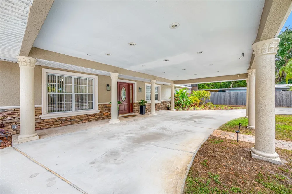 15314 LAKE MAGDALENE BOULEVARD Tampa, FL 33618