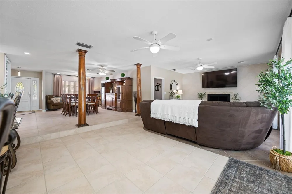 15314 LAKE MAGDALENE BOULEVARD Tampa, FL 33618