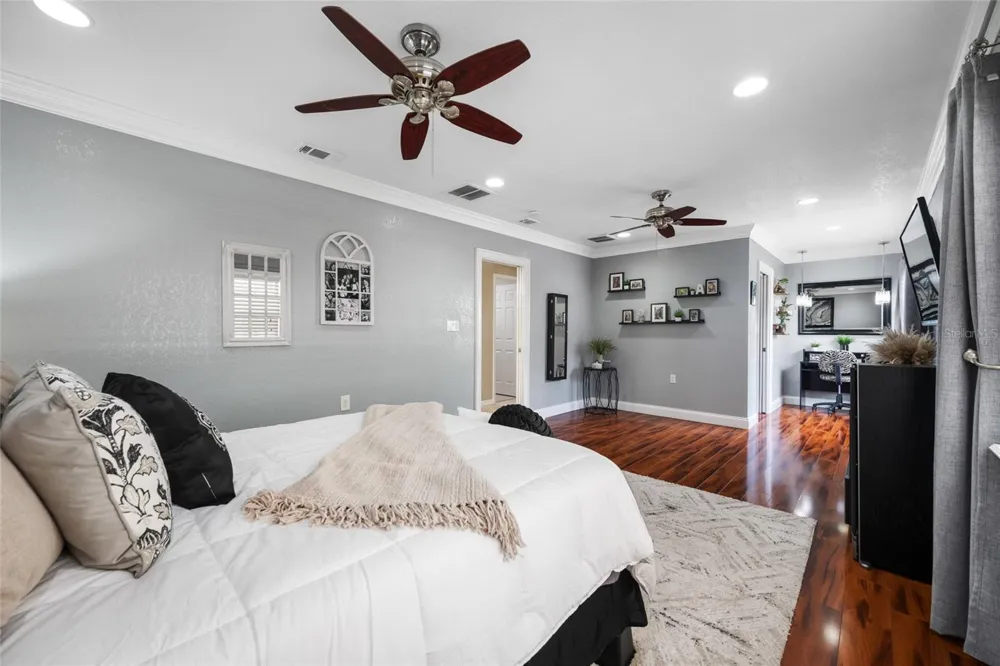 15314 LAKE MAGDALENE BOULEVARD Tampa, FL 33618