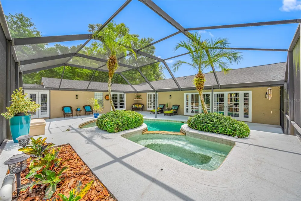15314 LAKE MAGDALENE BOULEVARD Tampa, FL 33618