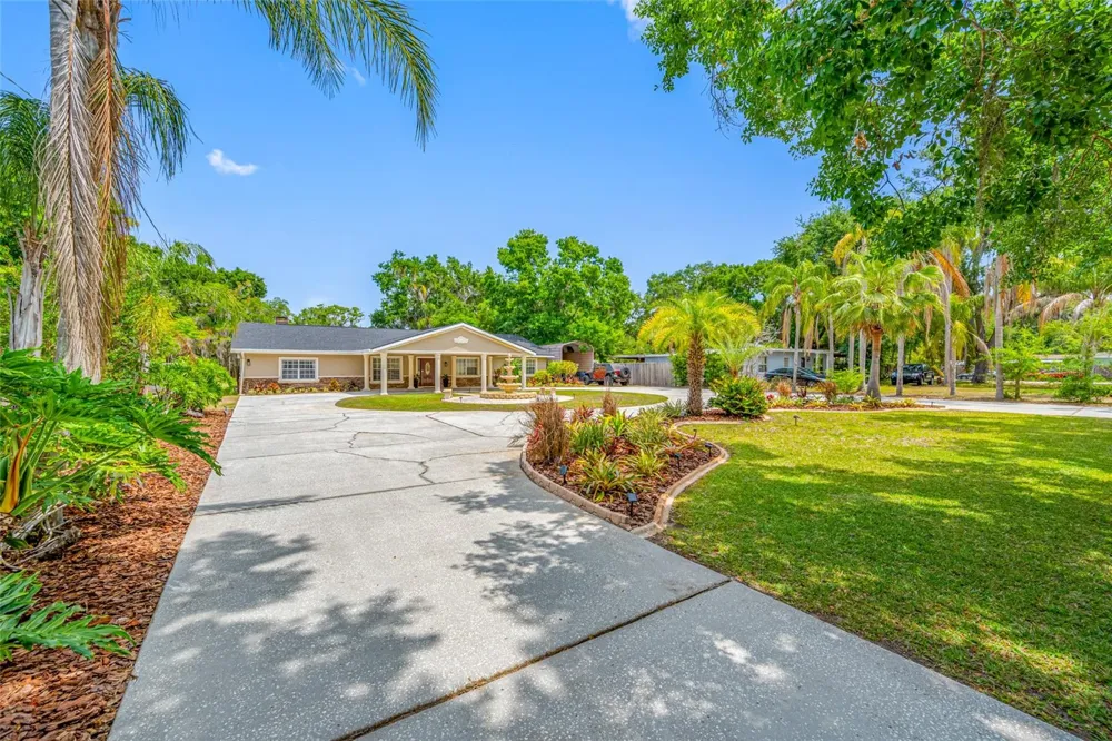 15314 LAKE MAGDALENE BOULEVARD Tampa, FL 33618