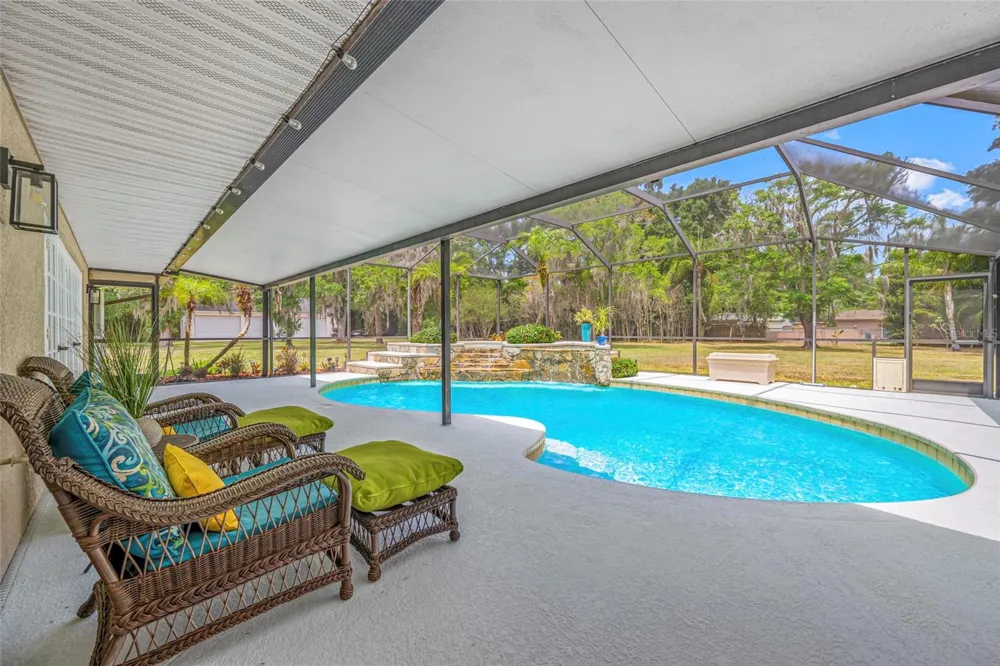 15314 LAKE MAGDALENE BOULEVARD Tampa, FL 33618