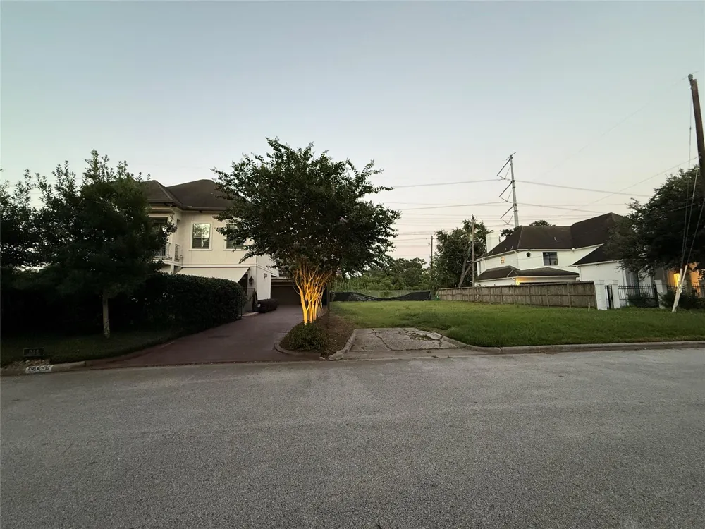 20 Hackberry Lane #B Houston, TX 77027