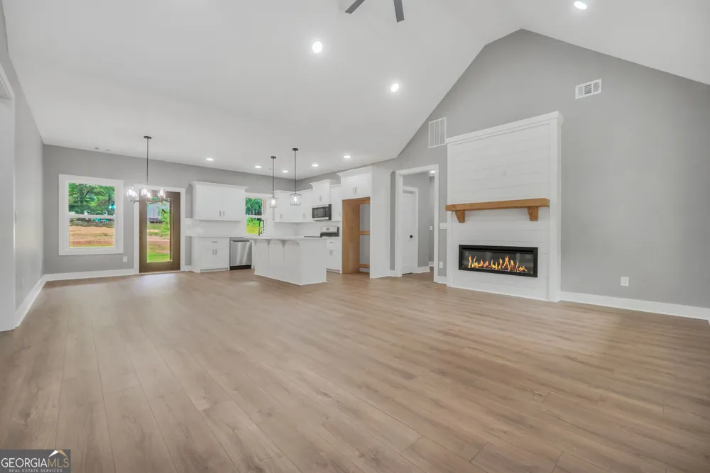 203 McKneely RD Milner, GA 30257