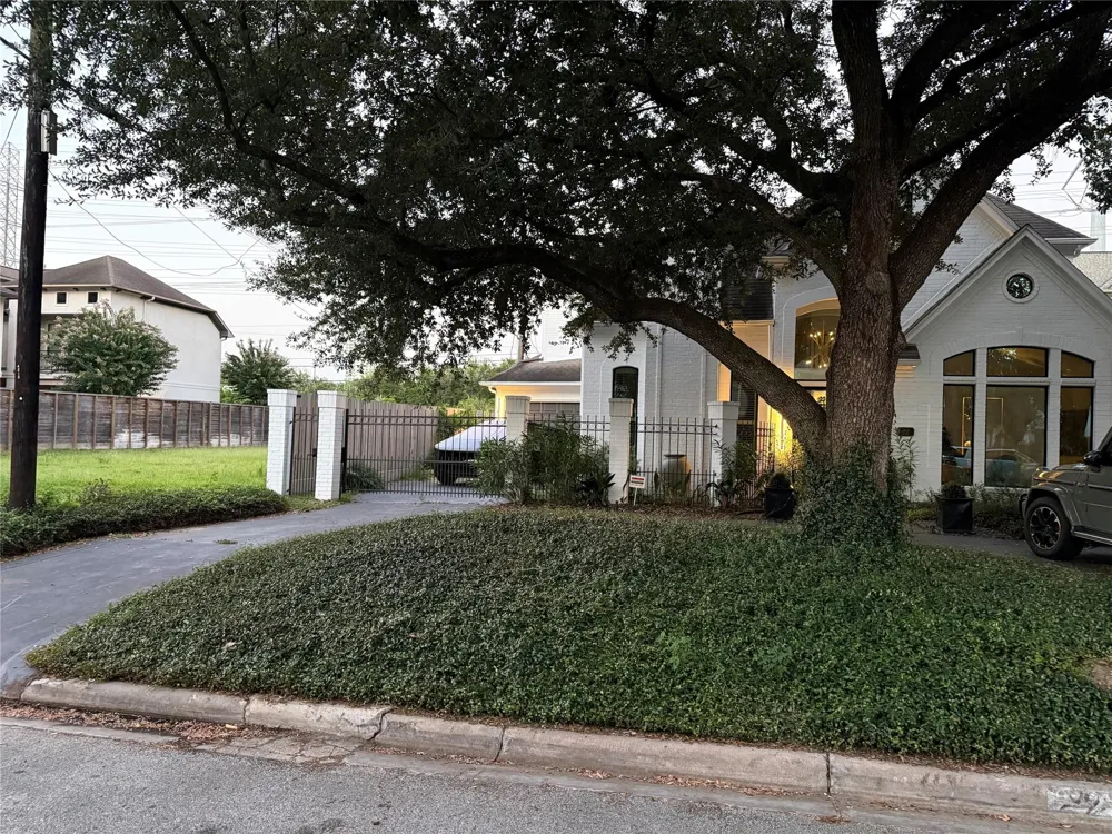 20 Hackberry Lane Houston, TX 77027