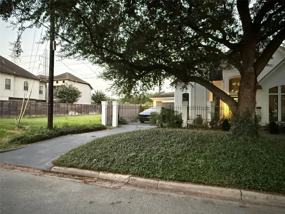 20 Hackberry Lane Houston, TX 77027