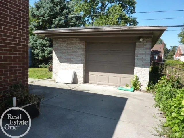 25185 Lorraine Avenue Center Line City, MI 48015