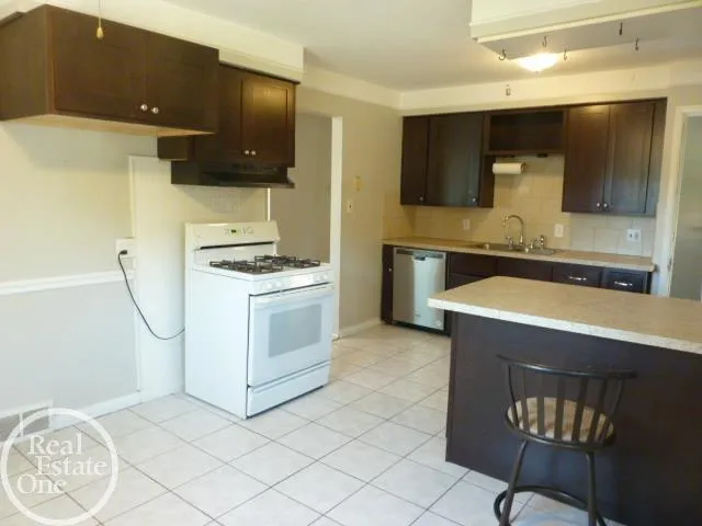 25185 Lorraine Avenue Center Line City, MI 48015