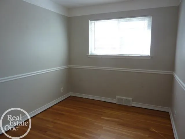 25185 Lorraine Avenue Center Line City, MI 48015
