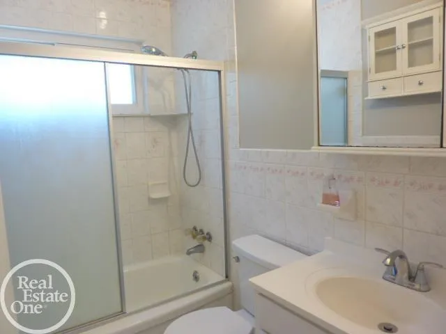 25185 Lorraine Avenue Center Line City, MI 48015