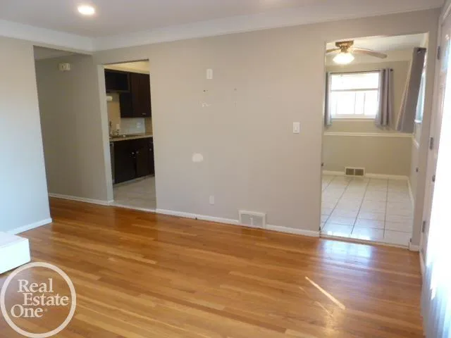 25185 Lorraine Avenue Center Line City, MI 48015