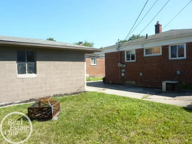 25185 Lorraine Avenue Center Line City, MI 48015