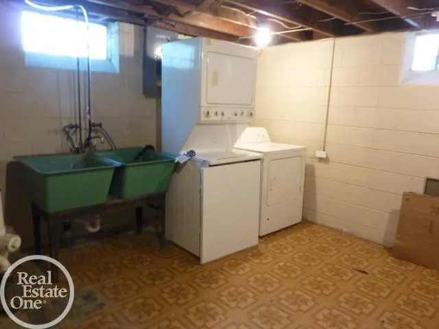 25185 Lorraine Avenue Center Line City, MI 48015