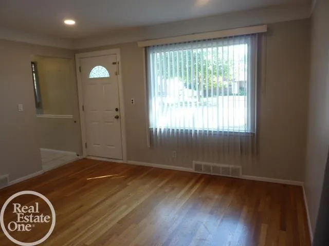25185 Lorraine Avenue Center Line City, MI 48015