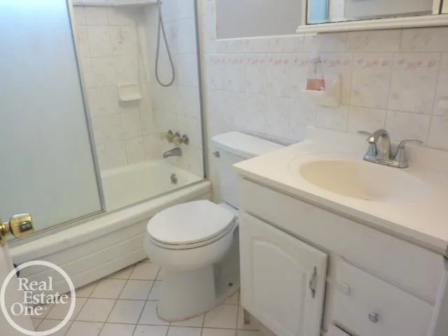 25185 Lorraine Avenue Center Line City, MI 48015