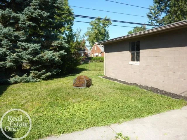 25185 Lorraine Avenue Center Line City, MI 48015