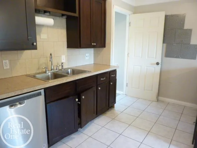 25185 Lorraine Avenue Center Line City, MI 48015