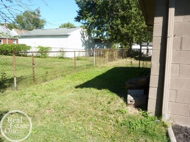 25185 Lorraine Avenue Center Line City, MI 48015