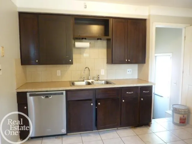 25185 Lorraine Avenue Center Line City, MI 48015