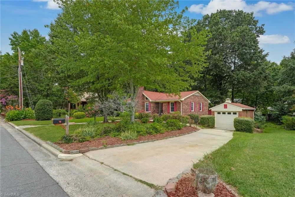 1823 Woodhue Drive Burlington, NC 27215