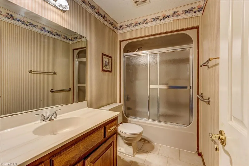 1823 Woodhue Drive Burlington, NC 27215