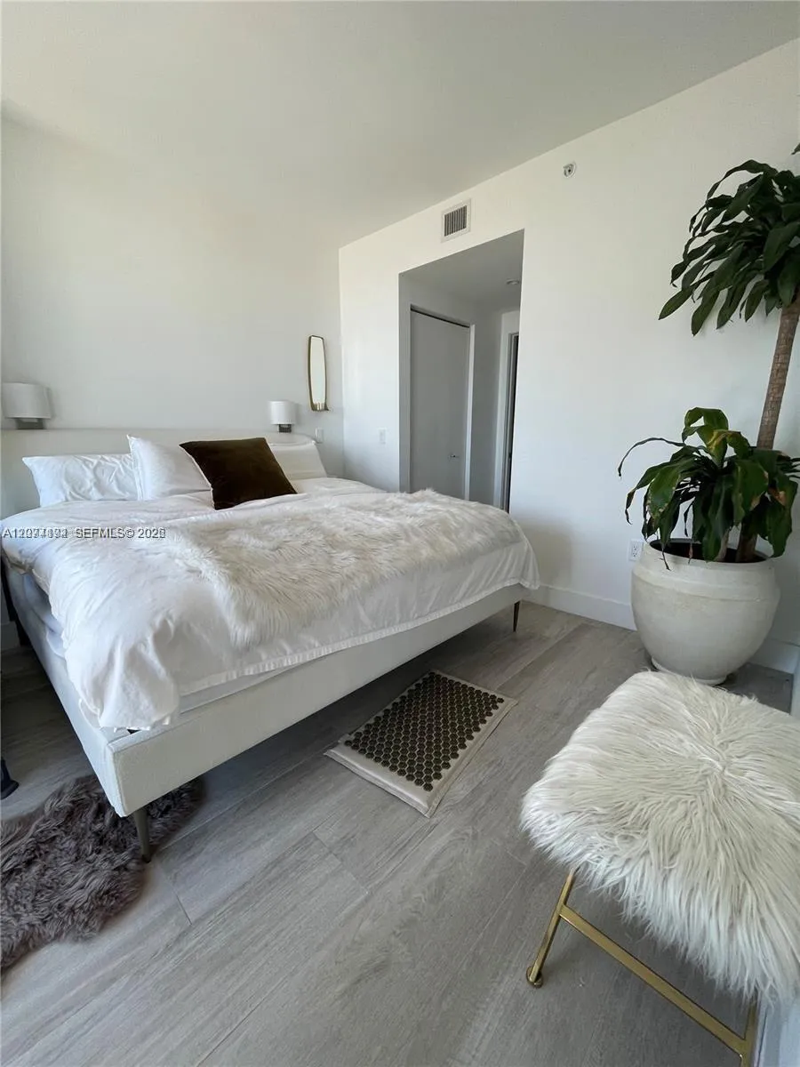 121 NE 34th St #2005 Miami, FL 33137
