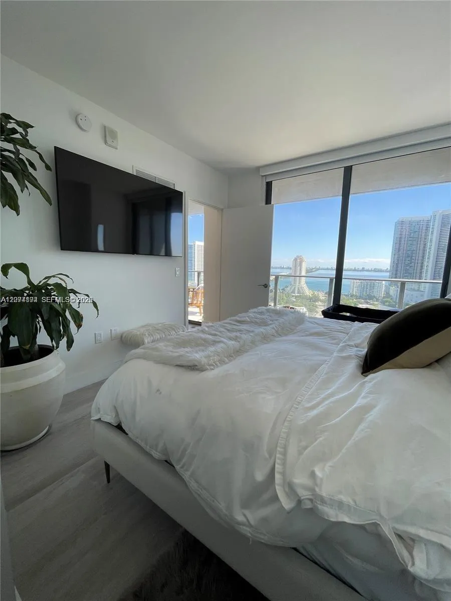 121 NE 34th St #2005 Miami, FL 33137