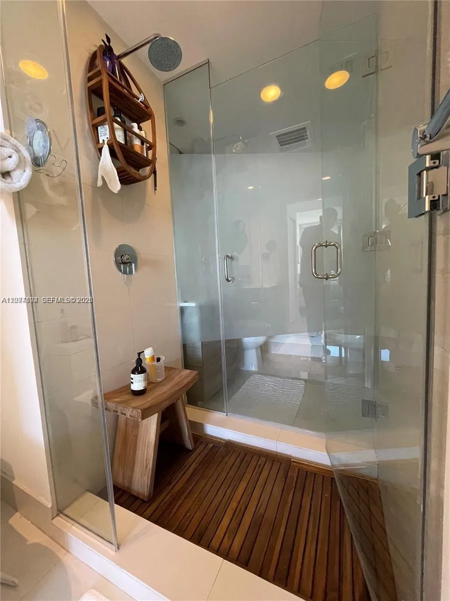 121 NE 34th St #2005 Miami, FL 33137