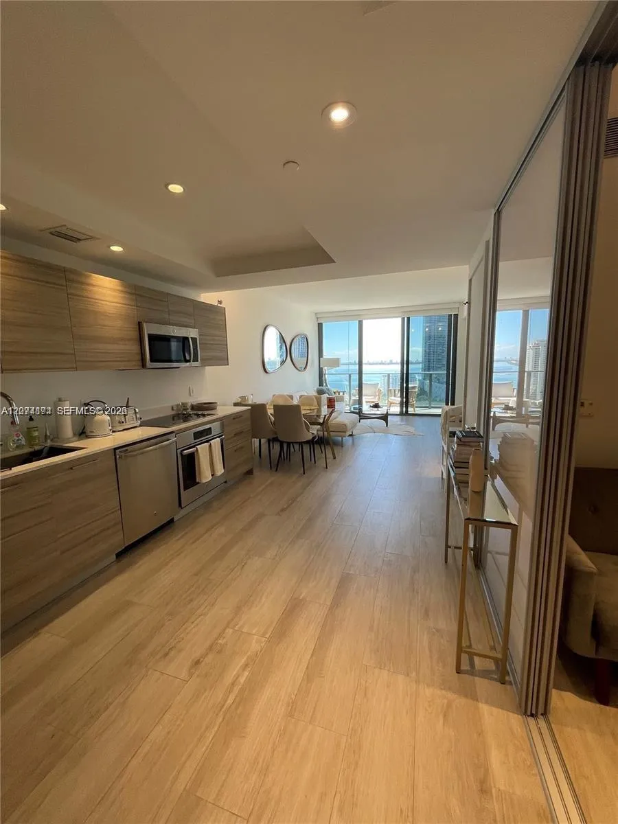 121 NE 34th St #2005 Miami, FL 33137