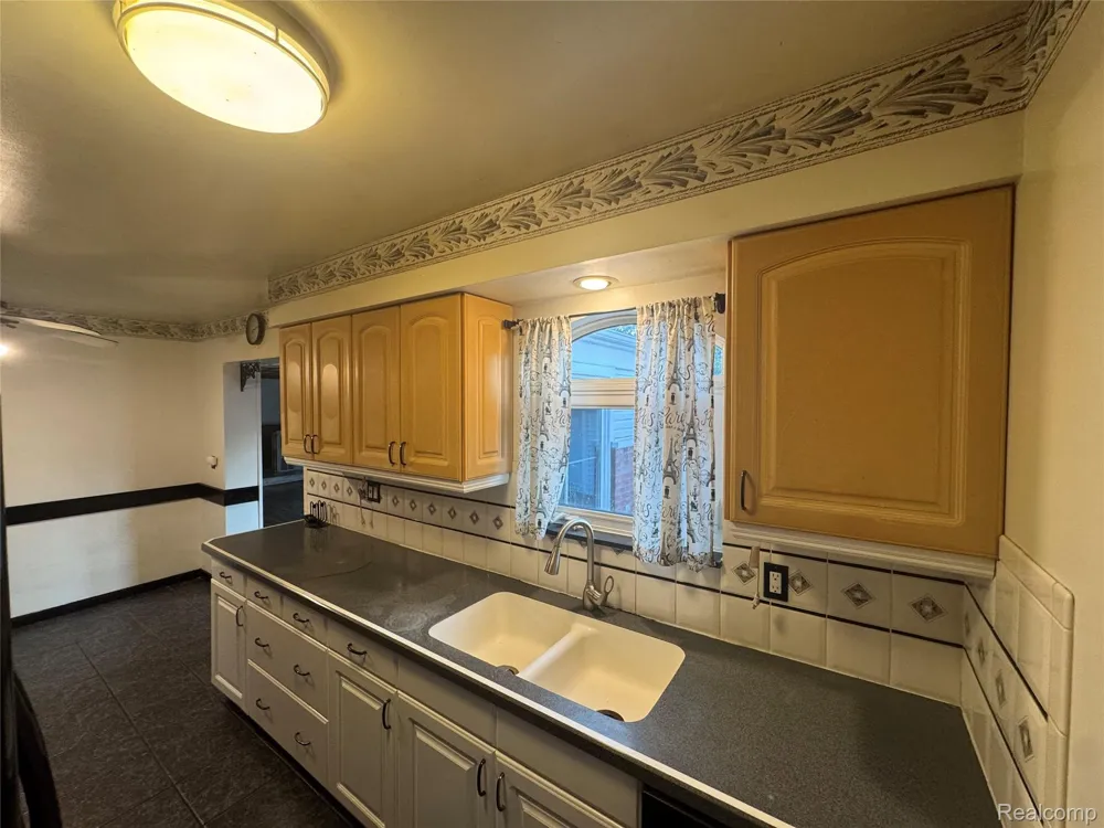 31263 Hayes Road Warren City, MI 48088