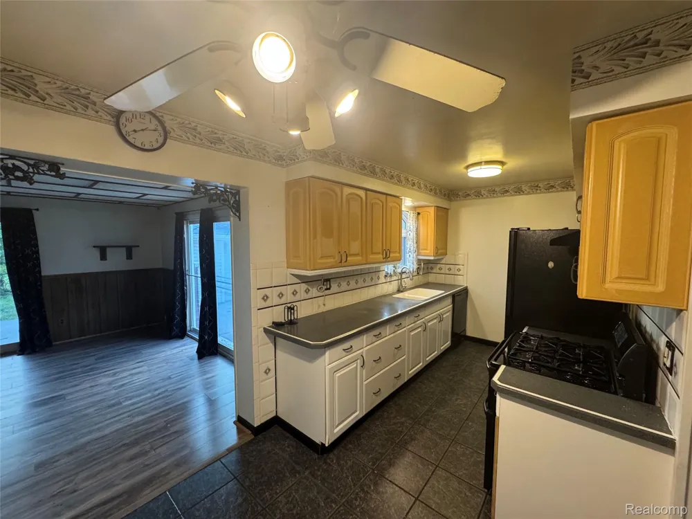 31263 Hayes Road Warren City, MI 48088