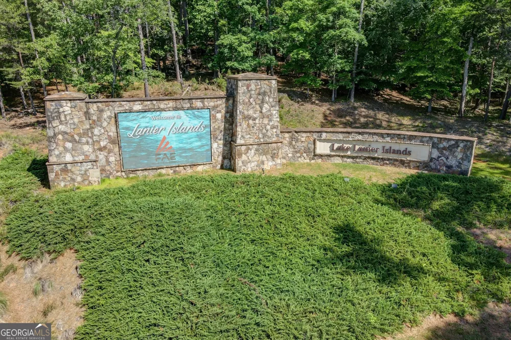 5659 Evelyn LN Flowery Branch, GA 30542
