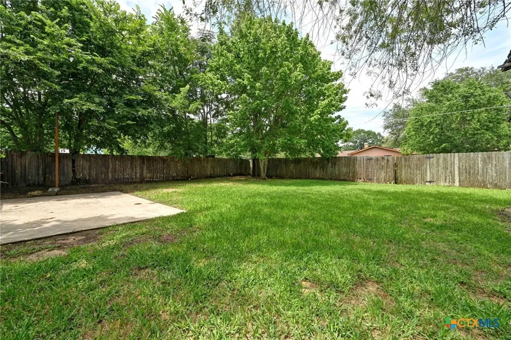 201 Hillcrest Drive Luling, TX 78648