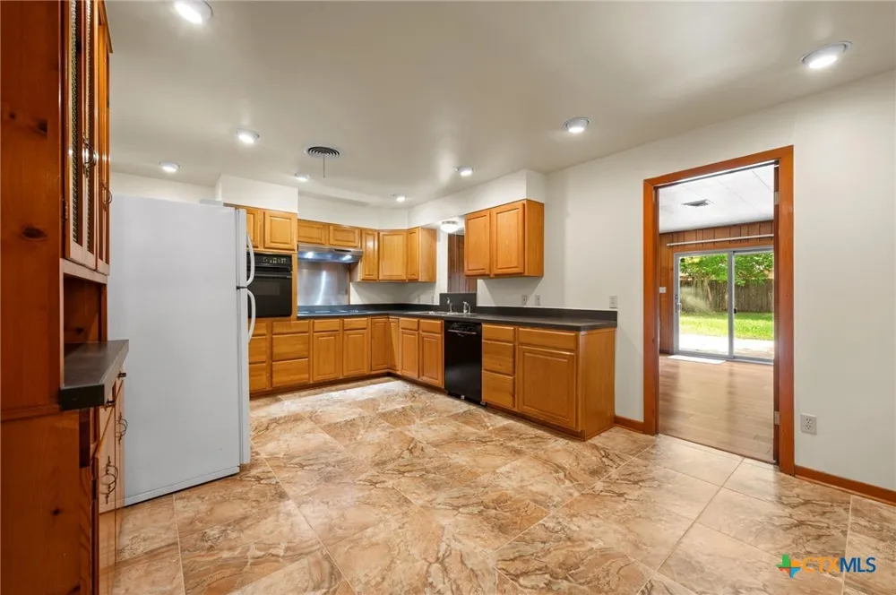 201 Hillcrest Drive Luling, TX 78648
