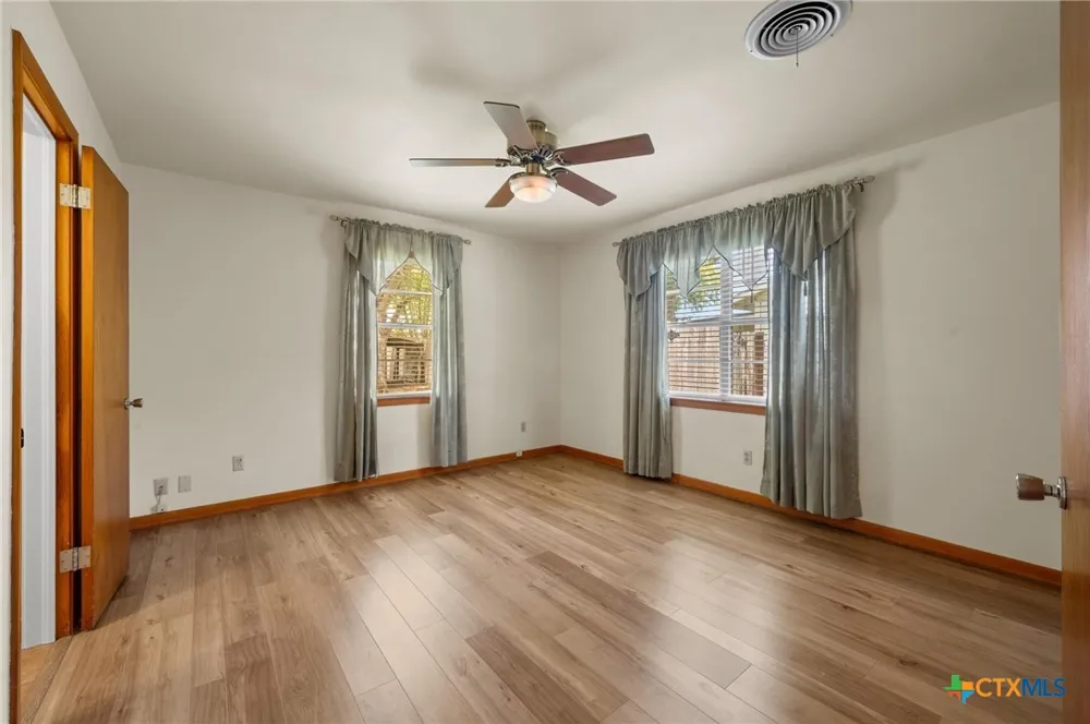201 Hillcrest Drive Luling, TX 78648