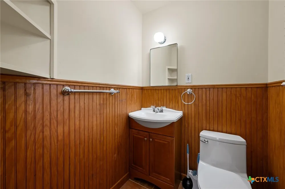 201 Hillcrest Drive Luling, TX 78648