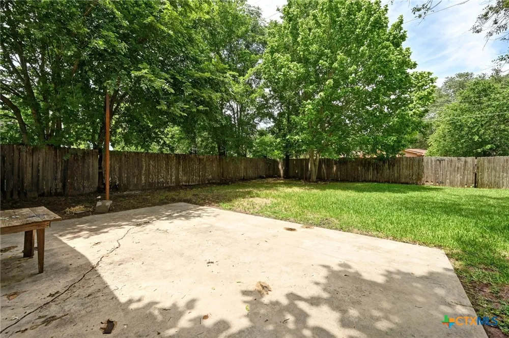 201 Hillcrest Drive Luling, TX 78648