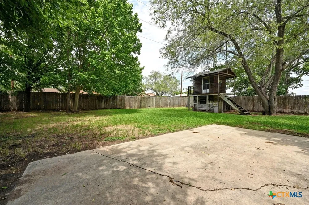 201 Hillcrest Drive Luling, TX 78648