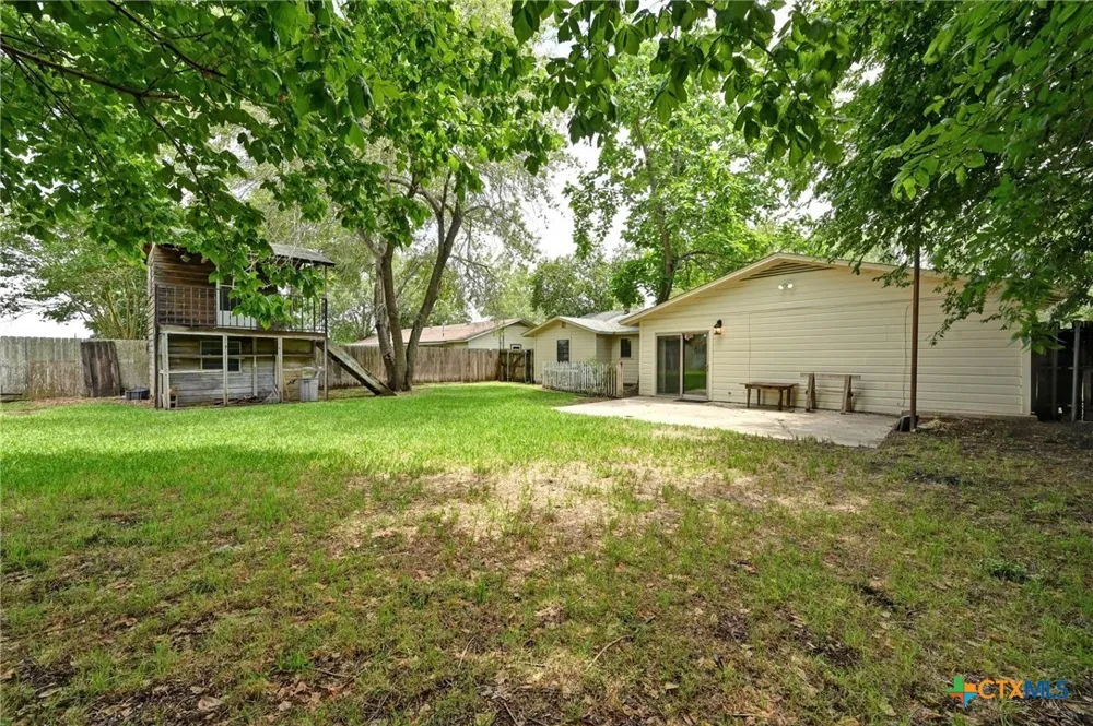 201 Hillcrest Drive Luling, TX 78648